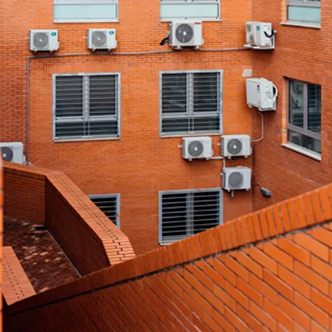Aire acondicionado en un patio de vecinos