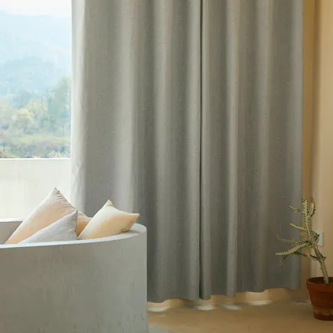 Cortinas gruesas en un salón