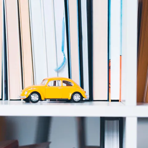 Una estantería con libros