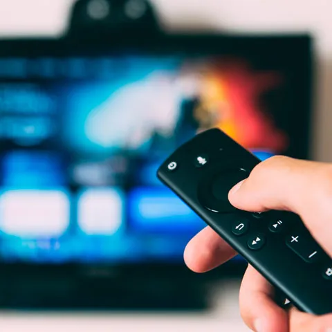 Mando a distancia subiendo el ruido del televisor